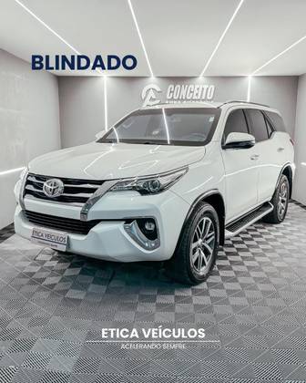 TOYOTA HILUX SW4 2.8 SRX 4X4 7 LUGARES 16V TURBO INTERCOOLER DIESEL 4P AUTOMÁTICO